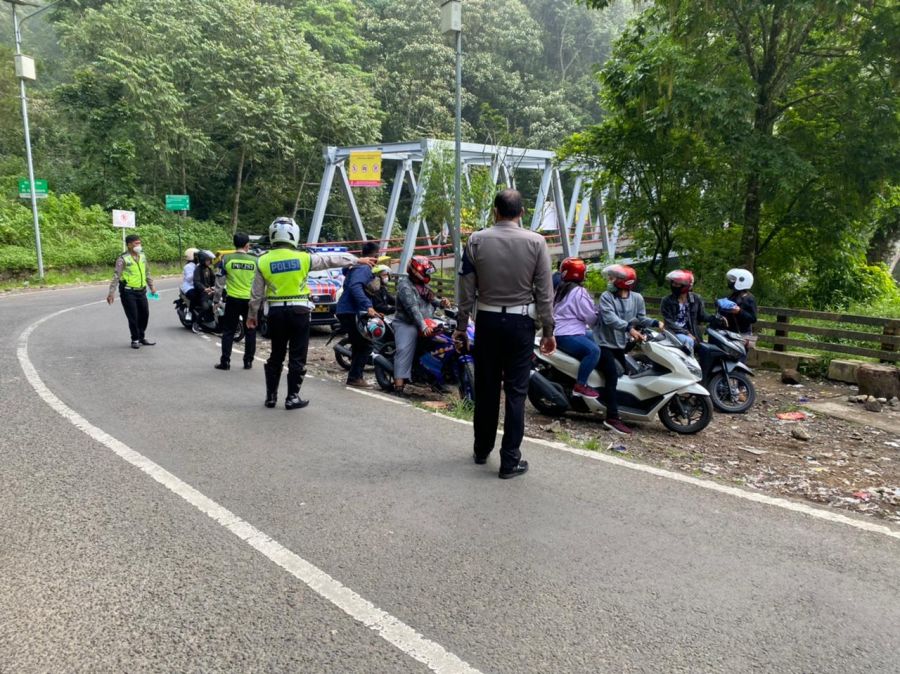 Satlantas Polres Batu Razia Sekumpulan Pemotor di Cangar