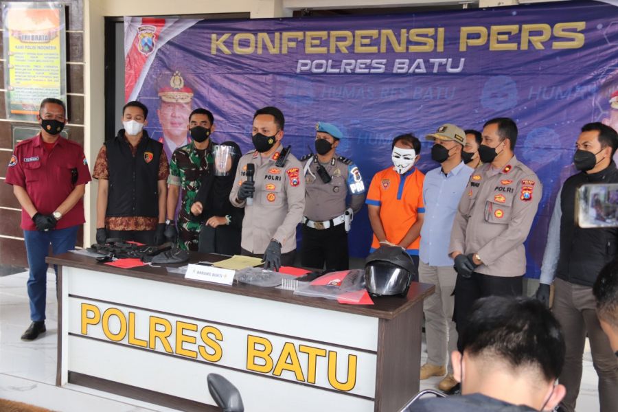 Satreskrim Polres Batu Amankan Pelaku Pembawa Senpi Rakitan Kurang Dari 24 Jam