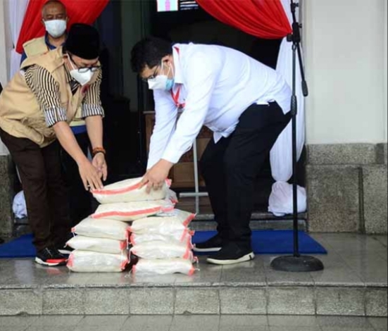 Secara Simbolis, Walikota Malang Terima Bantuan Beras Dari Kemensos RI