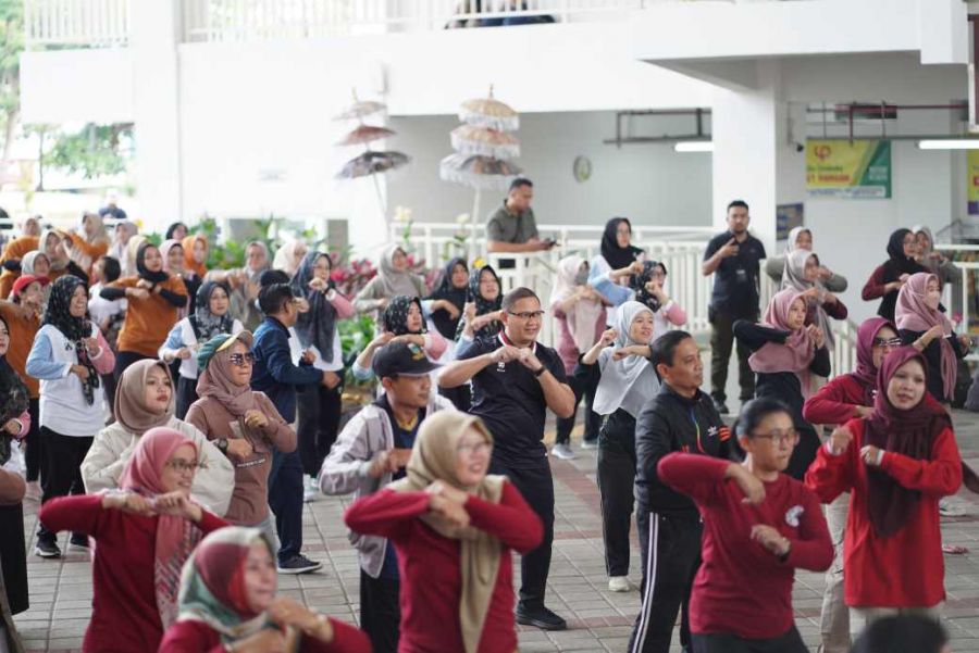 Senam Bersama Guru SD dan SMP di Pasar Induk Among Tani Batu