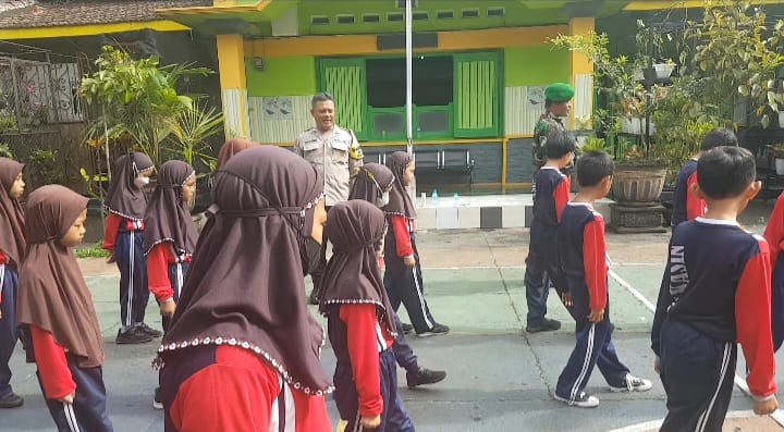 Tanamkan Disiplin, Babinsa Klojen Latih PBB SDN 4 Kasin