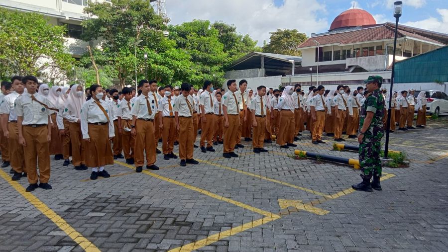 Tanamkan Disiplin, Babinsa Koramil Lowokwaru Latih PBB Siswa/Siswi SMP Laboratorium UM