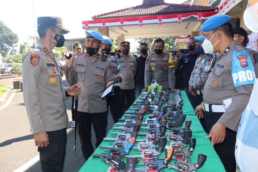 Tekan Pelanggaran, Kapolres Cek Kondisi dan Administrasi Senjata Api Dinas