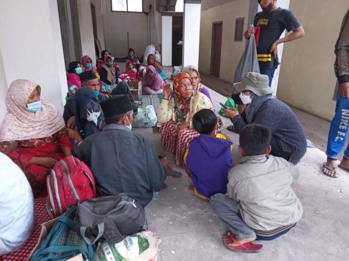 Terlihat Lemas dan Kelaparan, Para Pengungsi Erupsi Gunung Semeru Butuh Bantuan Makanan dan Minuman