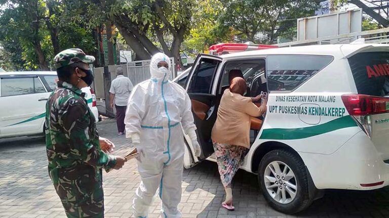 Tim Gabungan Kota Malang Jemput 70 Warga Isoman Menuju Isoter