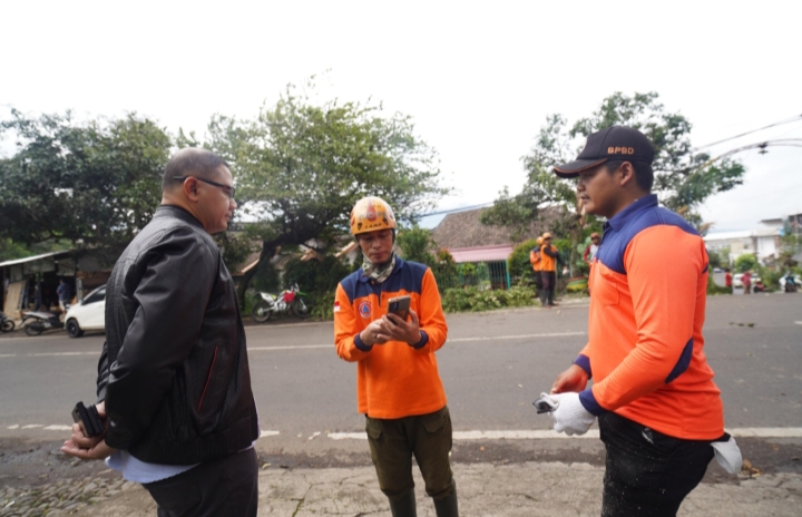 TRC BPBD Kota Batu Bersihkan Sisa Pohon Tumbang Akibat Cuaca Buruk dan Angin Kencang