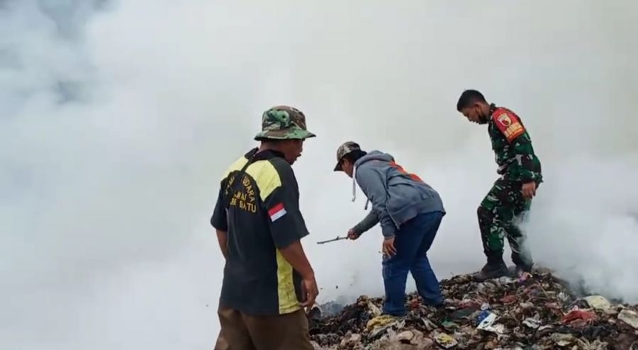 Tumpukan Gunung Sampah di TPA Tlekung Terbakar