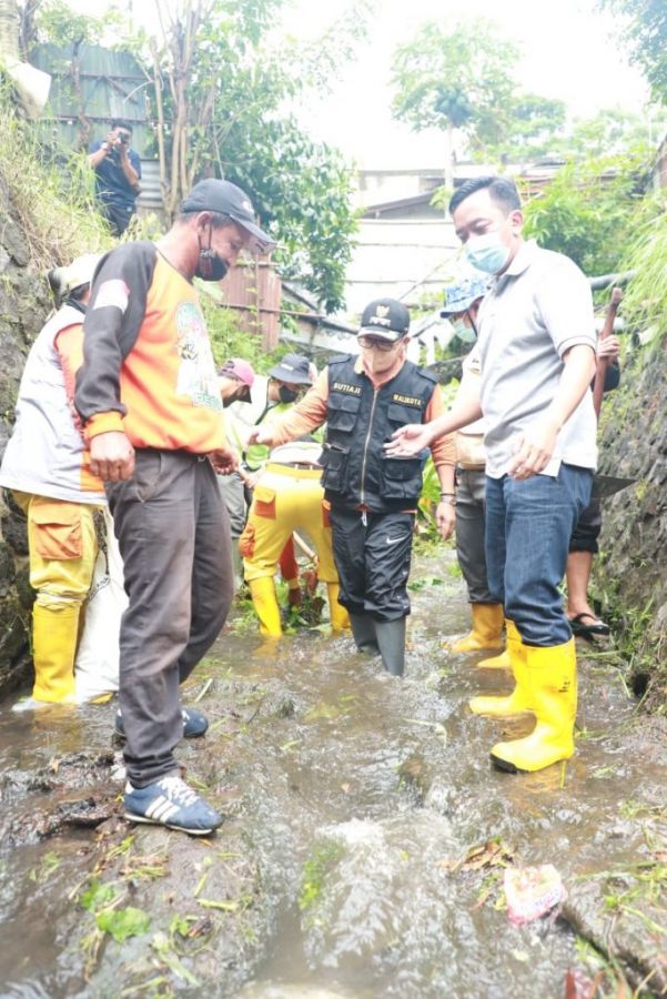 Turun ke Sungai, Walikota Malang Pimpin Gerakan Angkat Sampah dan Sedimen