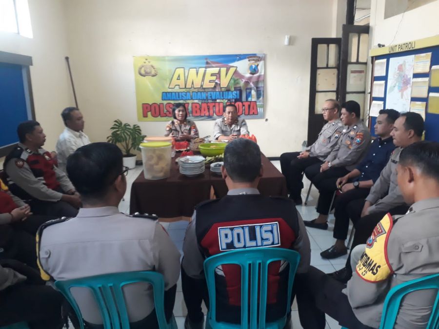 Ultah ke-56, Kapolsek Batu Iptu Mawang dapat Surprise Paket Bunga Mawar dan Kue Tart Dari Anggota