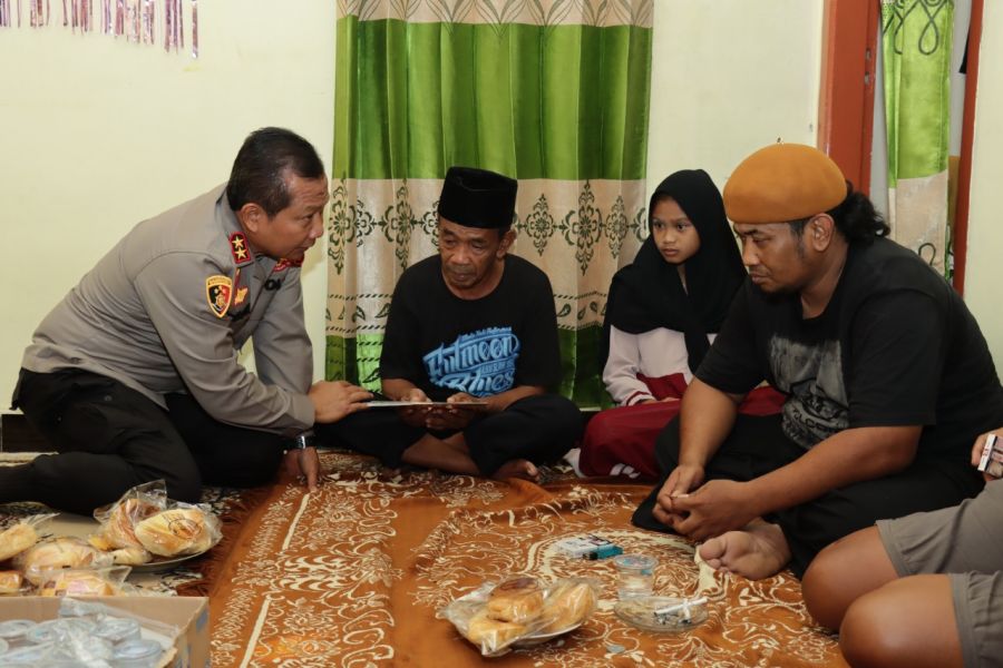 Usai Dilantik, Kapolda Jatim Irjen Pol Toni Harmanto Takziah ke Rumah Almarhum Korban Kanjuruhan