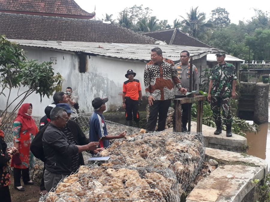 Wabup Malang Tinjau Lokasi Banjir dan Berikan Bansos Kepada Warga di Sumbermanjingkulon