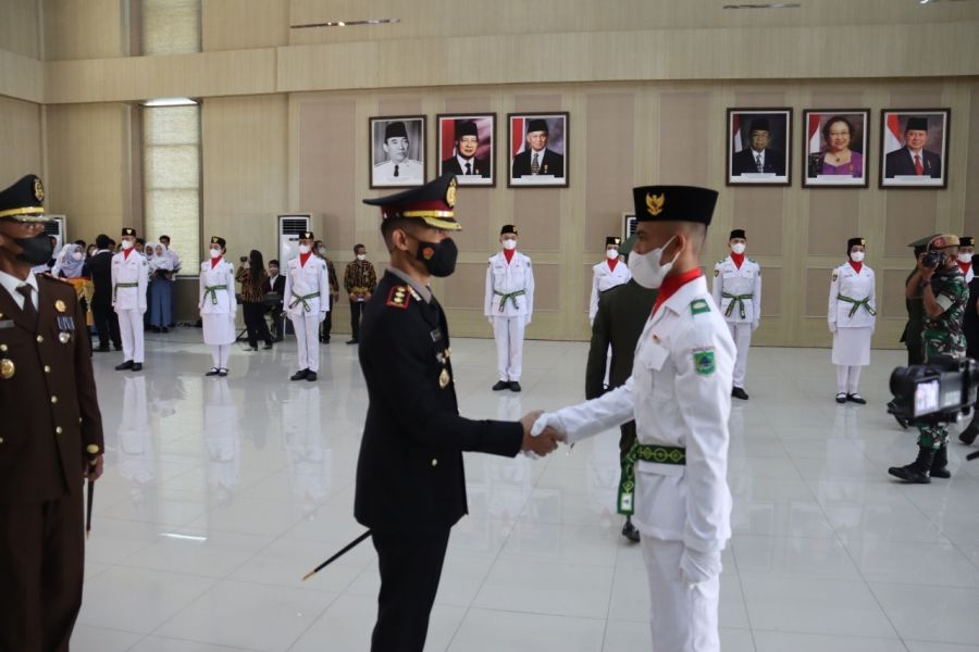 Walikota Batu Kukuhkan Anggota Paskibra Kota Batu