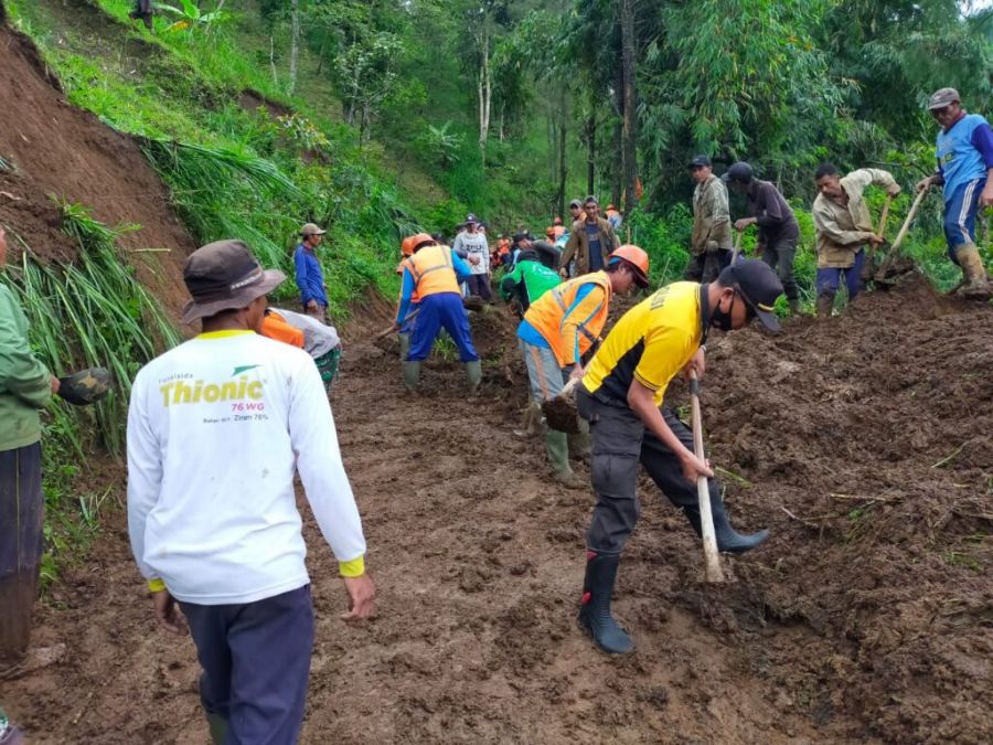 Warga Bersama Muspika Jabung Bersihkan Longsor di Desa Taji