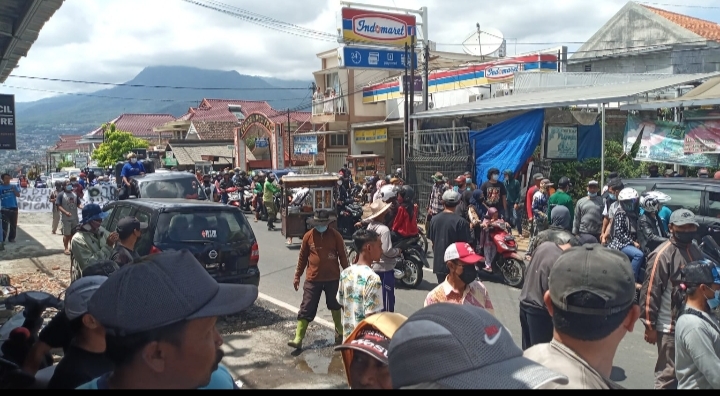 Warga Desa Sidomulyo Unjuk Rasa Tuntut Hotel Bongkar Bangunan Yang Tutupi Aliran Sungai Ledok