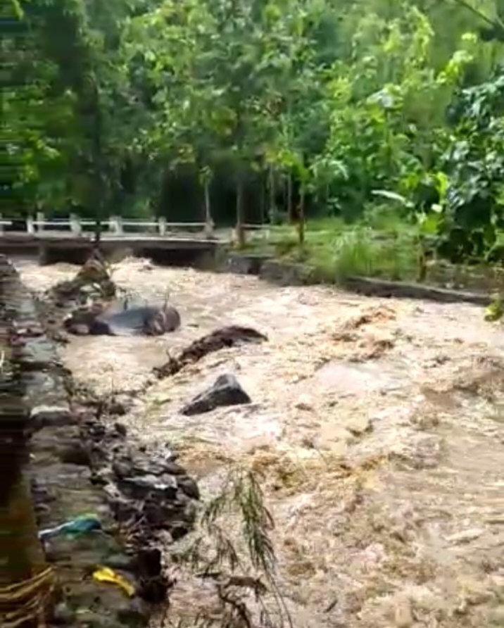Warga Dusun Remuk Dibayangi Banjir Bandang Susulan Pada Malam Hari