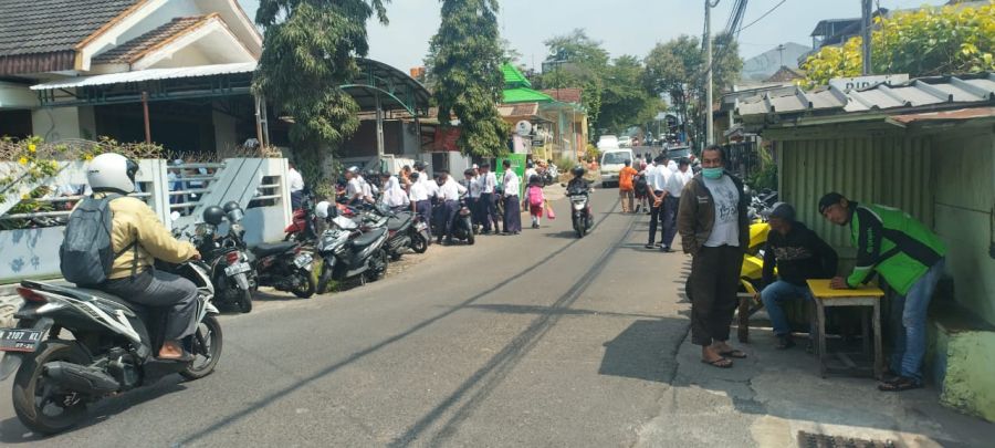 Warga Kaliputih Batu Keluhkan Parkir Motor Anak Sekolah Hingga ke Tepi Jalan, Dishub Langsung Sidak