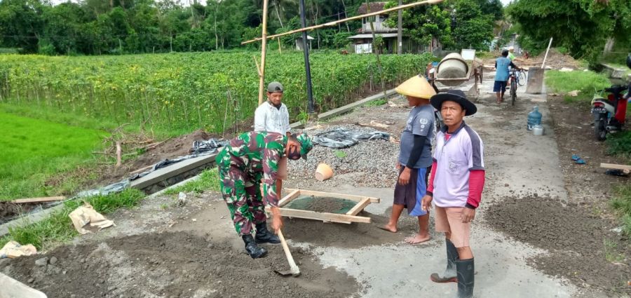Wujud Kekompakan Dan Kebersamaan Dengan Warga, Babinsa Sanankulon Gelar Gotong Royong Bersama