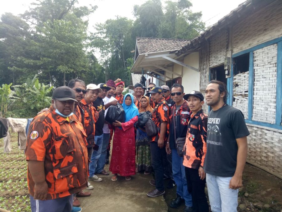 Wujud Kepedulian Sesama, PAC PP Kecamatan Pujon Salurkan Bantuan Berupa Sembako