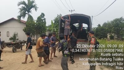 Babinsa dan Warga Kuala Sebatu Gotong Royong Percepat Pembangunan Jembatan Merah Putih