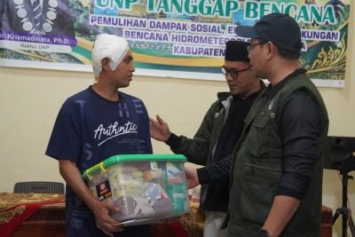 UNP Charity Salurkan Langsung Bantuan bagi Korban Bencana Hidrometeorologi di Kabupaten Solok
