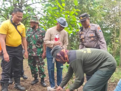 Wujud Kepedulian Lingkungan, Sinergitas Polsek Junrejo Bersama TNI dan Masyarakat Tanam Pohon